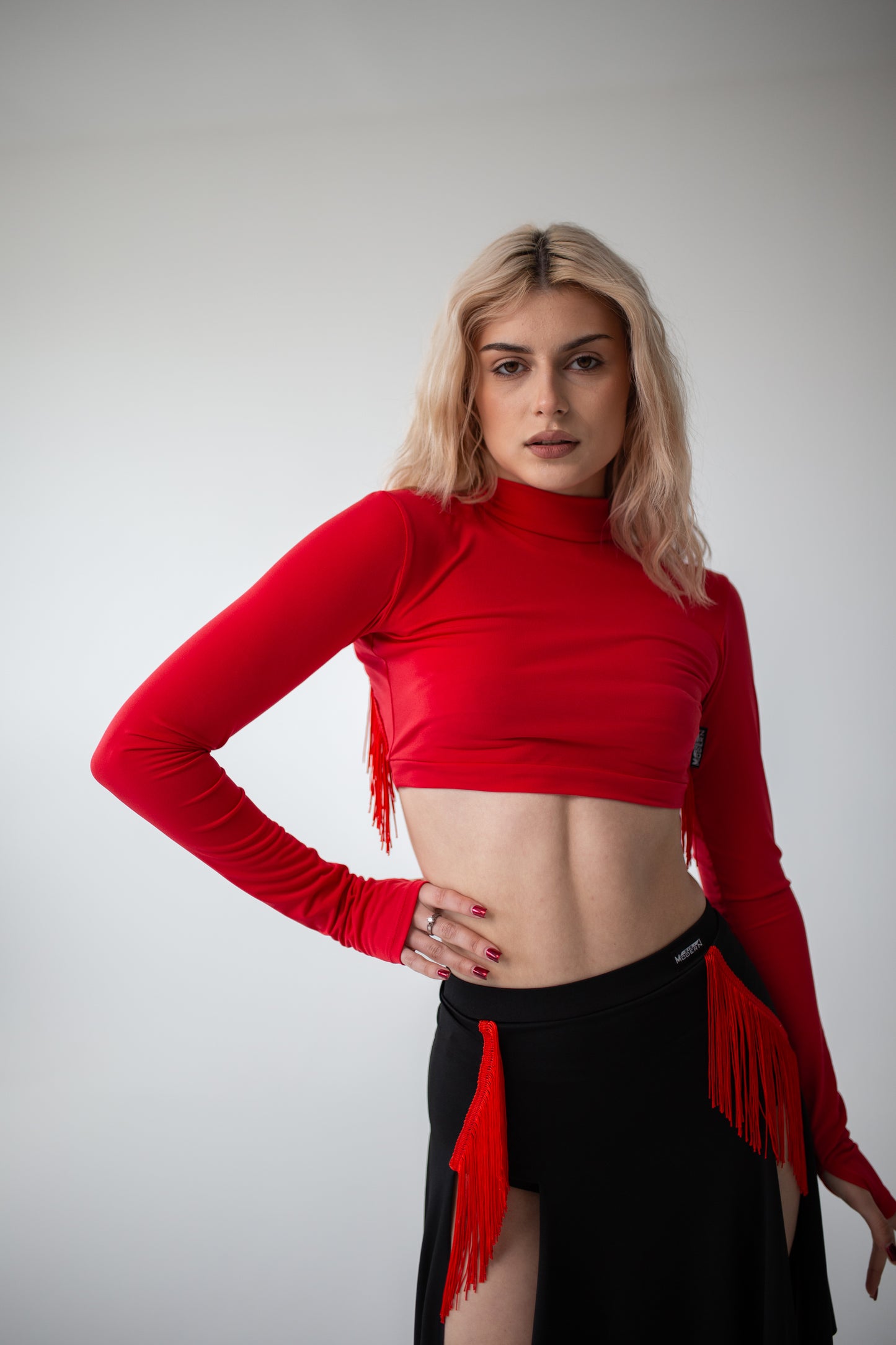 Czerwony top z długimi rękawami i frędzlami