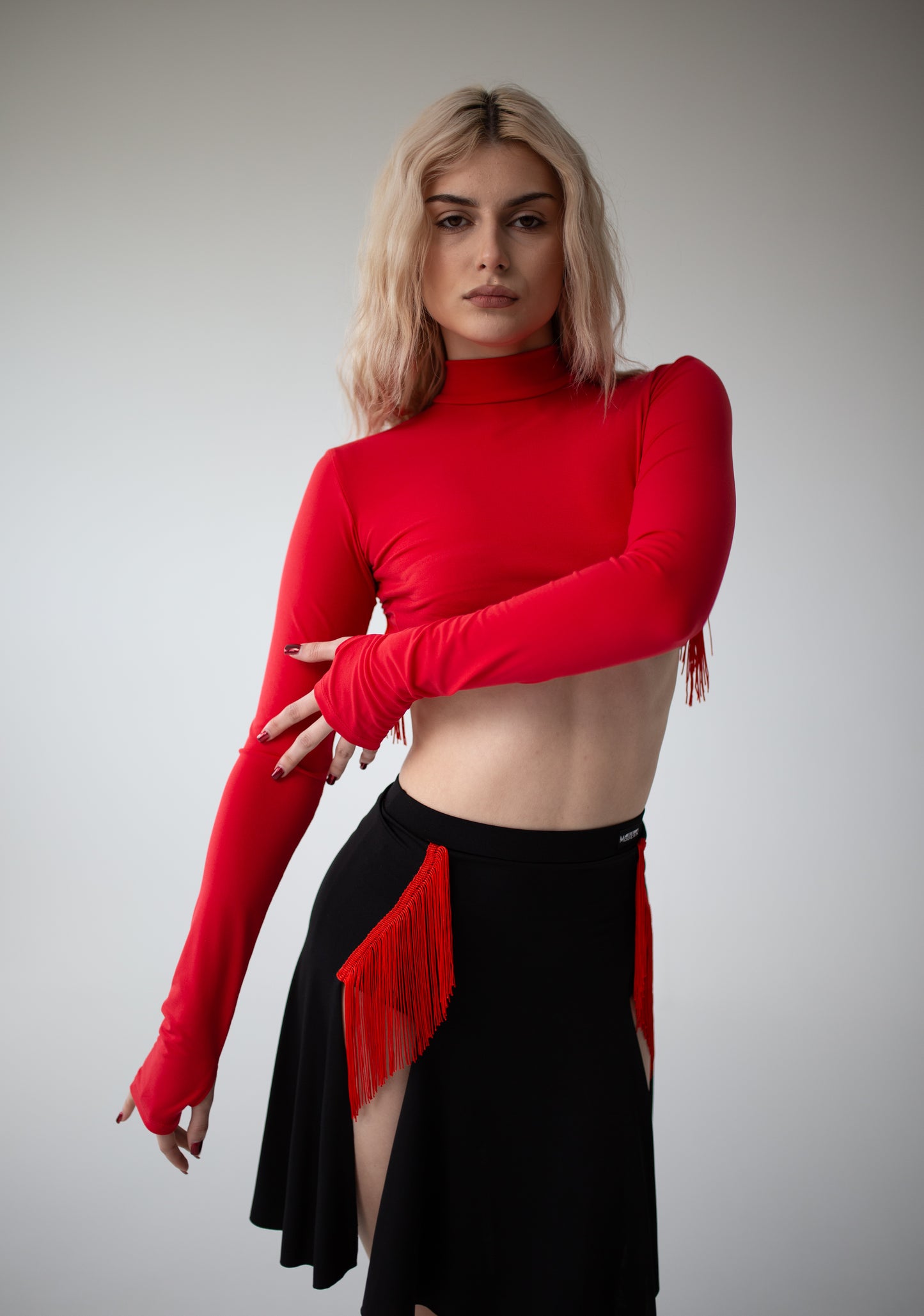 Czerwony top z długimi rękawami i frędzlami