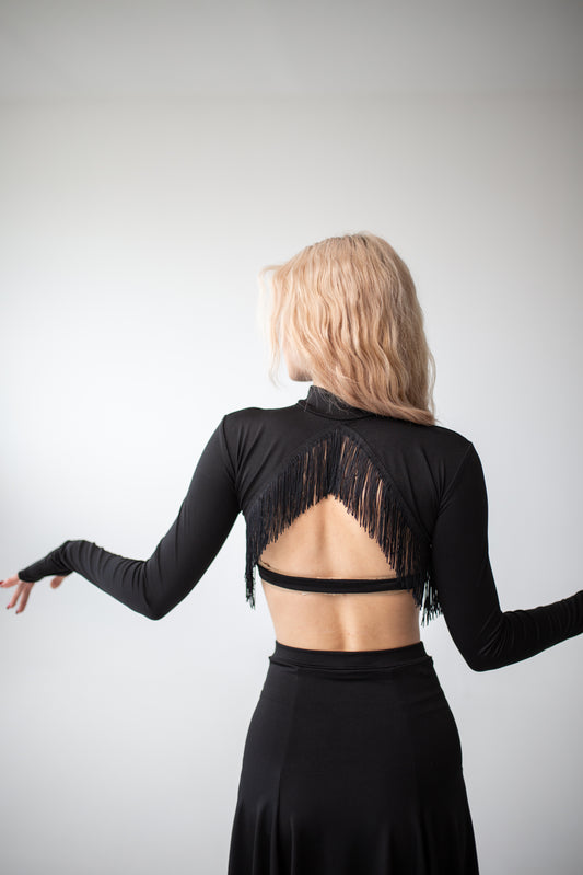 Czarny top z długimi rękawami i frędzlami