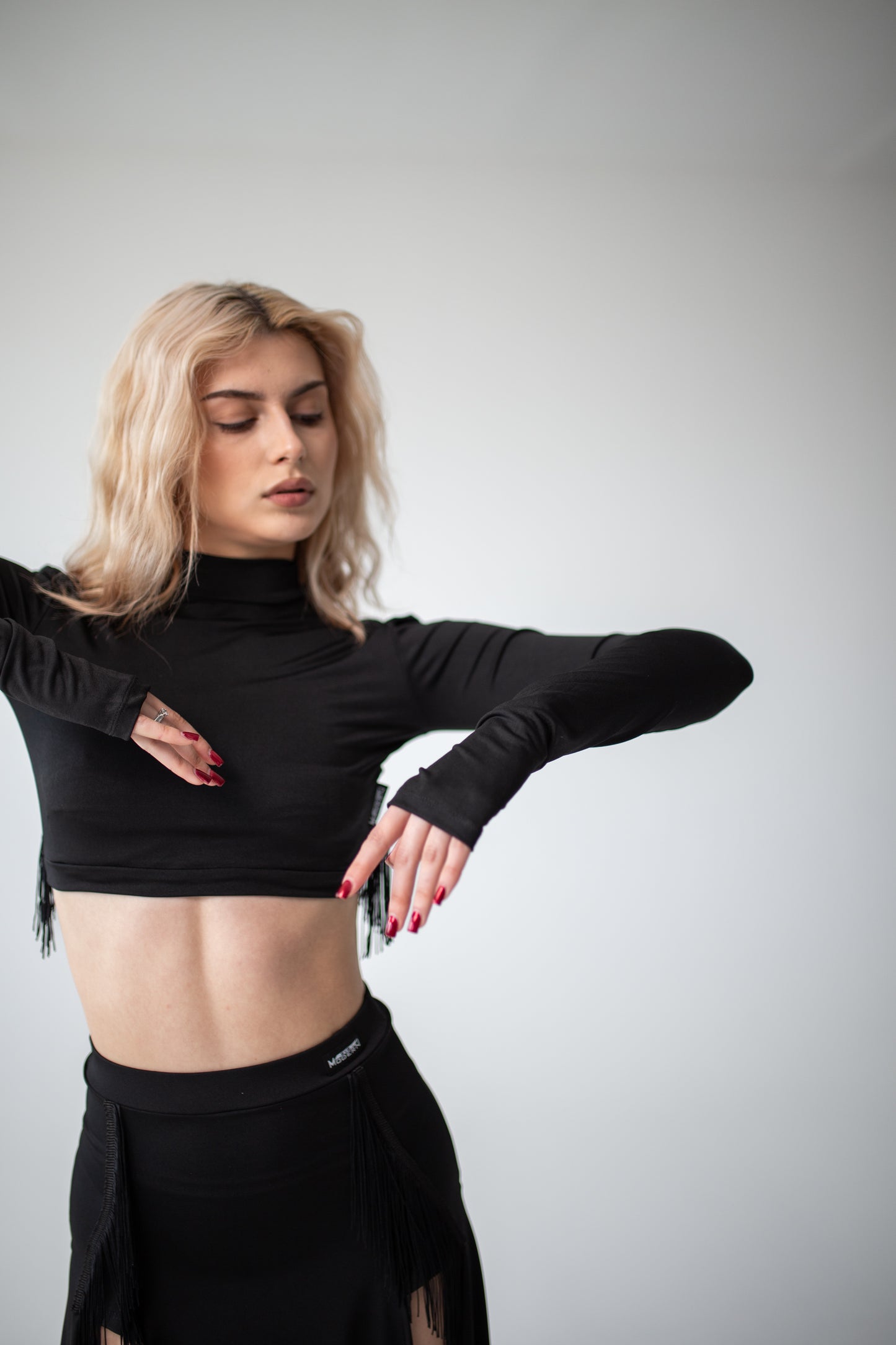 Czarny top z długimi rękawami i frędzlami