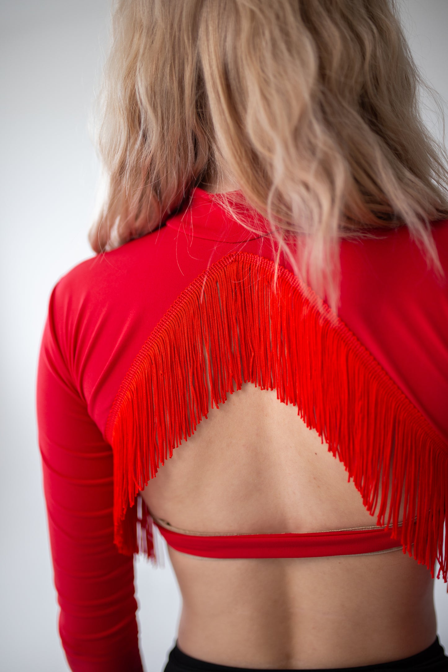 Czerwony top z długimi rękawami i frędzlami