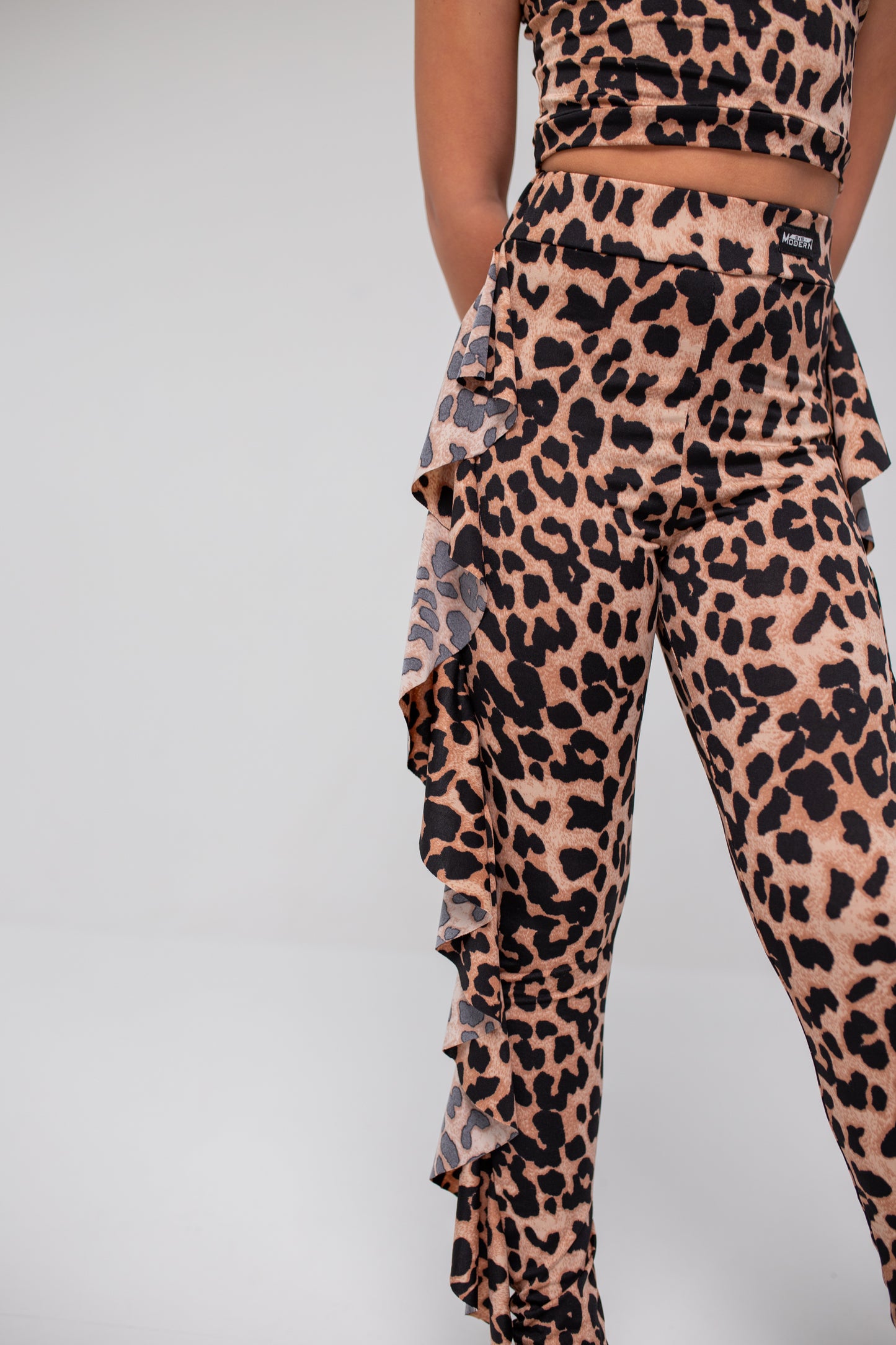 Stylowe legginsy w panterkę